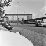 837393 Gezicht op de parkeerplaats op het Julianaplein bij het N.S.-station Amsterdam Amstel te Amsterdam.